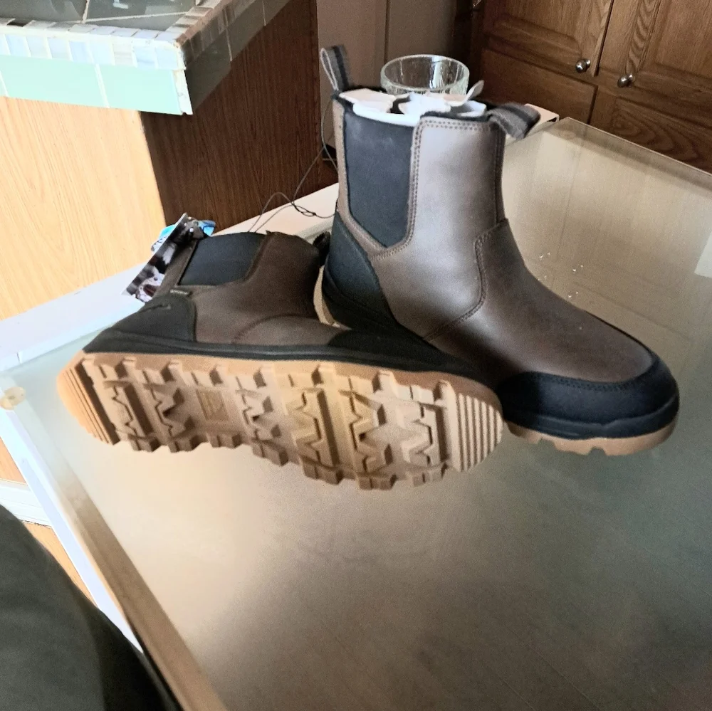 New Ozark Trail lboots Size 11 Waterproof, Insulated Easy On And Off